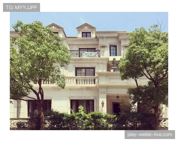 刘璇家那栋别墅灯都亮到凌晨，网友说她晚上到底在忙啥？